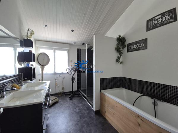 PROPRIETE 220 M² 4 CHAMBRES 3 GARAGES PISCINE  Dompierre sur mer