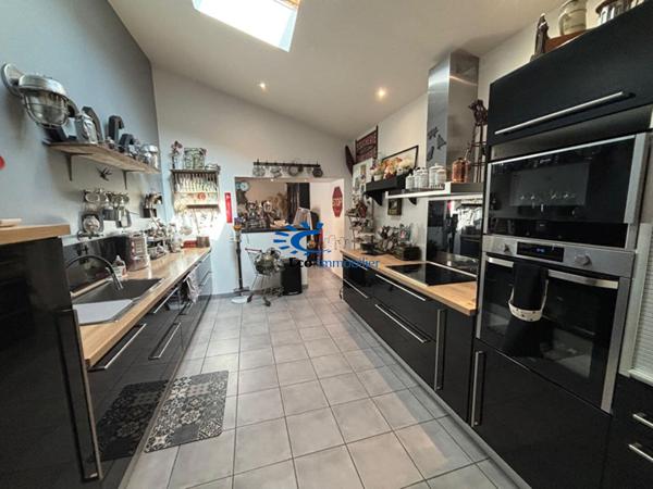 PROPRIETE 220 M² 4 CHAMBRES 3 GARAGES PISCINE  Dompierre sur mer