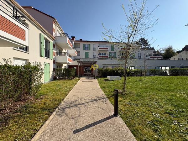F2 - 6 MIN GARE 222 000 € **  - Référence  2044