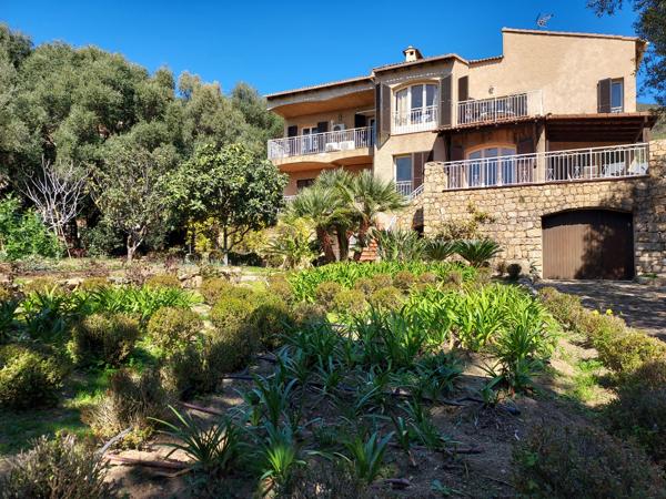 Route des Sanguinaires Villa avec 2 appartements F5 et dépendances 365m² vue mer