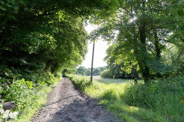 MARTINVAST et SIDEVILLE (50690)- HABITATION, DEPENDANCES, CENTRE EQUESTRE ET TERRES AGRICOLES