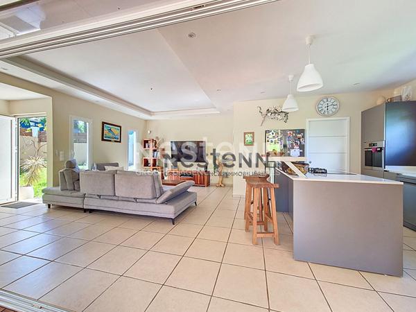 À VENDRE À PETIT-BOURG MAISON D'ARCHITECTE AVEC PISCINE DE TYPE F4 DE102 m2