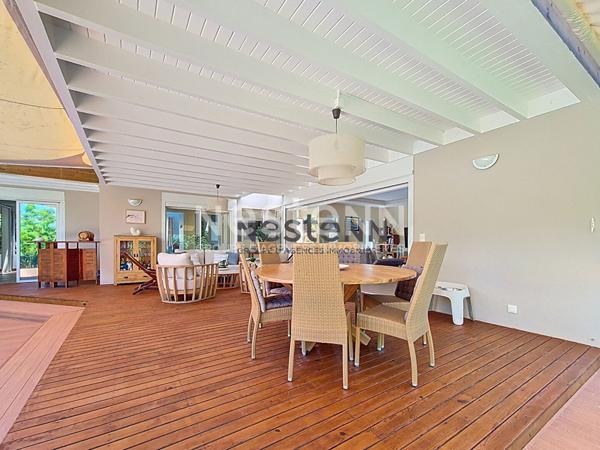 À VENDRE À PETIT-BOURG MAISON D'ARCHITECTE AVEC PISCINE DE TYPE F4 DE102 m2