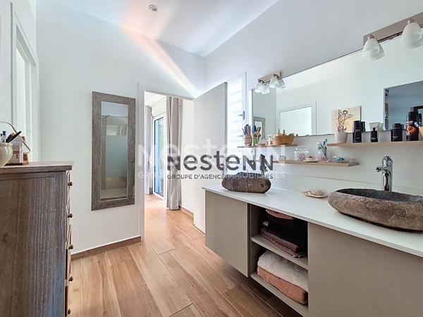 À VENDRE À PETIT-BOURG MAISON D'ARCHITECTE AVEC PISCINE DE TYPE F4 DE102 m2