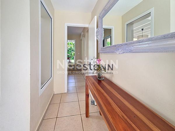 À VENDRE À PETIT-BOURG MAISON D'ARCHITECTE AVEC PISCINE DE TYPE F4 DE102 m2