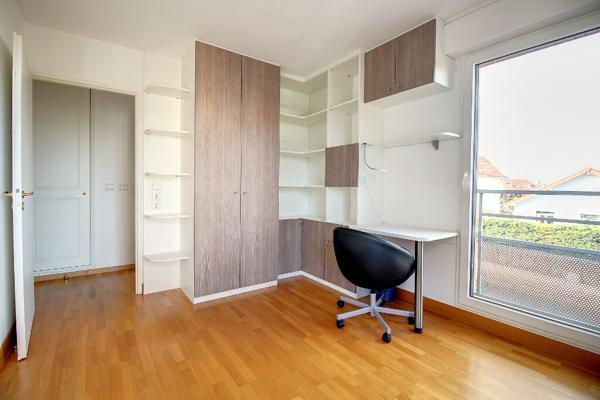 APPARTEMENT RUEIL-MALMAISON MONT-VALERIEN 3 PIECES 2 CHAMBRES AVEC TERRASSE ET DOUBLE PARKING EN SOUS-SOL
