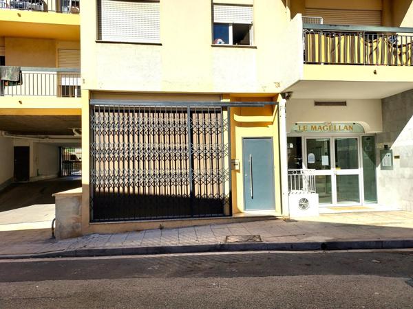 Quartier Saint Roch, bureau avec vitrine