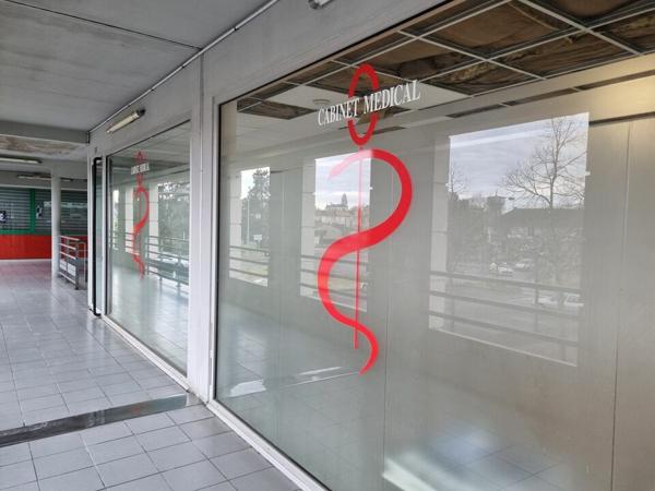 POITIERS - BUREAUX COMMERCIAUX OU LOCAUX COMMERCIAUX A VENDRE 50M² DANS UN CENTRE COMMERCIAL