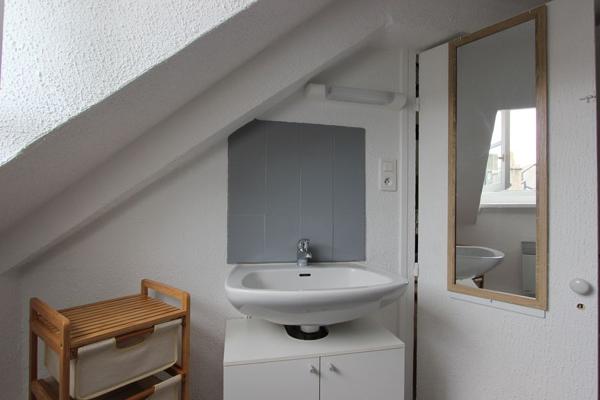 UN STUDIO MEUBLÉ EN HYPER-CENTRE DE QUIMPER. -