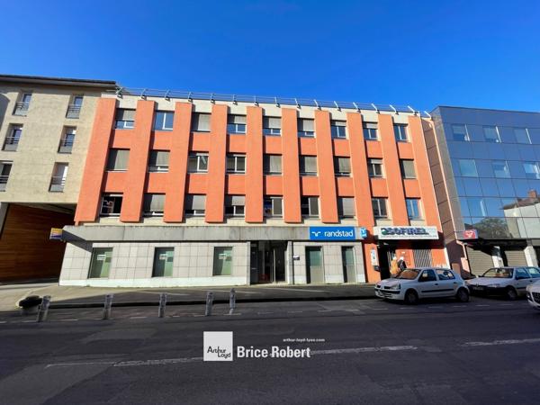 Bureaux à louer à Decines Charpieu avec parking et accès transports