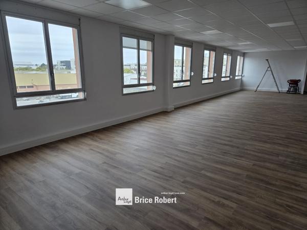 Bureaux à louer à Decines Charpieu avec parking et accès transports