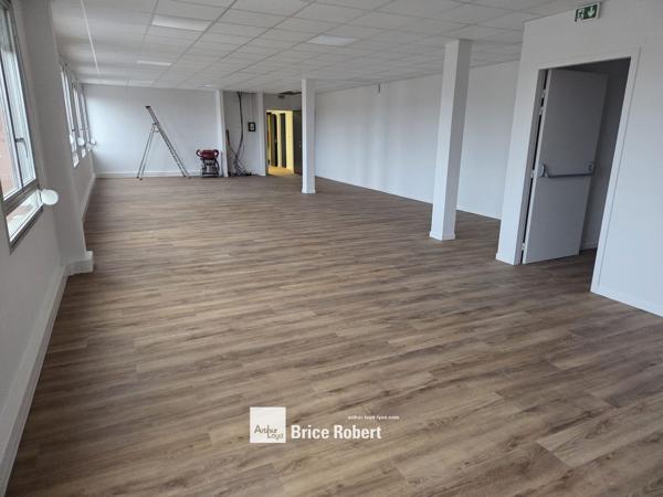 Bureaux à louer à Decines Charpieu avec parking et accès transports