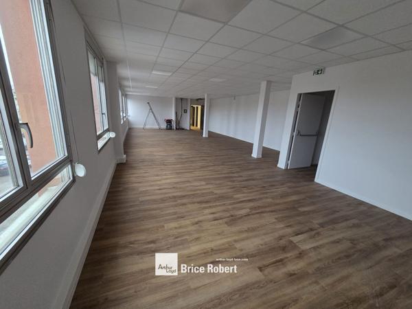 Bureaux à louer à Decines Charpieu avec parking et accès transports