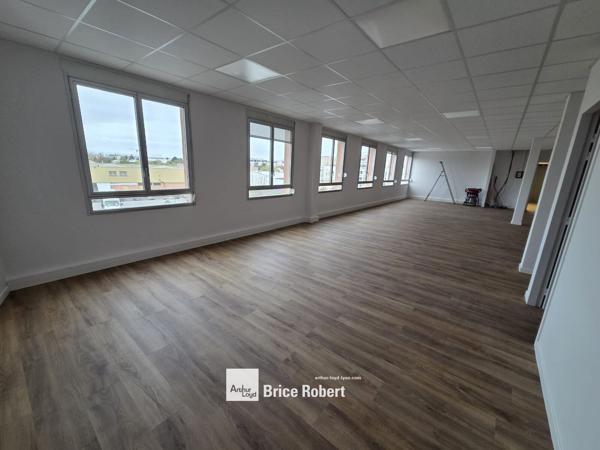 Bureaux à louer à Decines Charpieu avec parking et accès transports