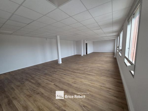 Bureaux à louer à Decines Charpieu avec parking et accès transports