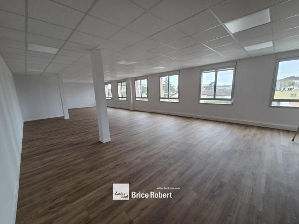 Bureaux à louer à Decines Charpieu avec parking et accès transports