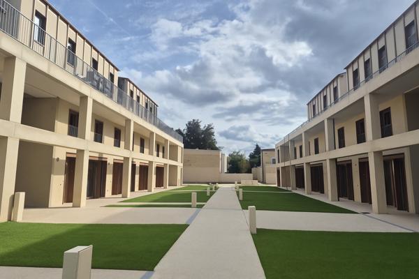 A SAINTE GENEVIEVE DES BOIS, APPARTEMENT T2 DUPLEX AVEC TERRASSE ET JARDIN.