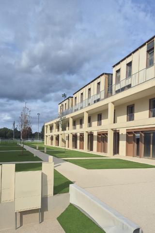 A SAINTE GENEVIEVE DES BOIS, APPARTEMENT T2 DUPLEX AVEC TERRASSE ET JARDIN.