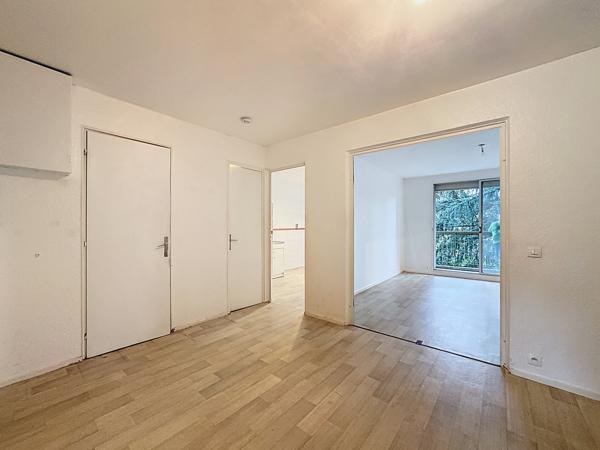 Bron (69500) T4 AVEC BALCON, CAVE ET PARKING