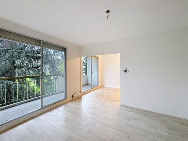 Bron (69500) T4 AVEC BALCON, CAVE ET PARKING