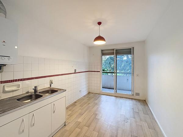 Bron (69500) T4 AVEC BALCON, CAVE ET PARKING