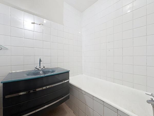 Bron (69500) T4 AVEC BALCON, CAVE ET PARKING