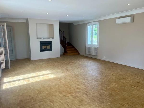Vente                                                      Maison de ville
                        
                     5 pièces                      180 m2                     à Brive-la-Gaillarde