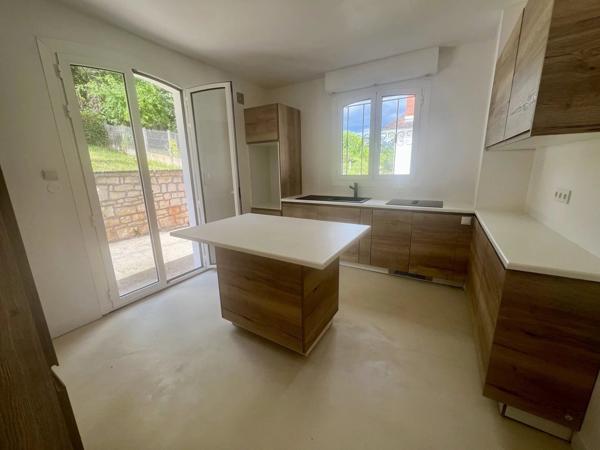 Vente                                                      Maison de ville
                        
                     5 pièces                      180 m2                     à Brive-la-Gaillarde