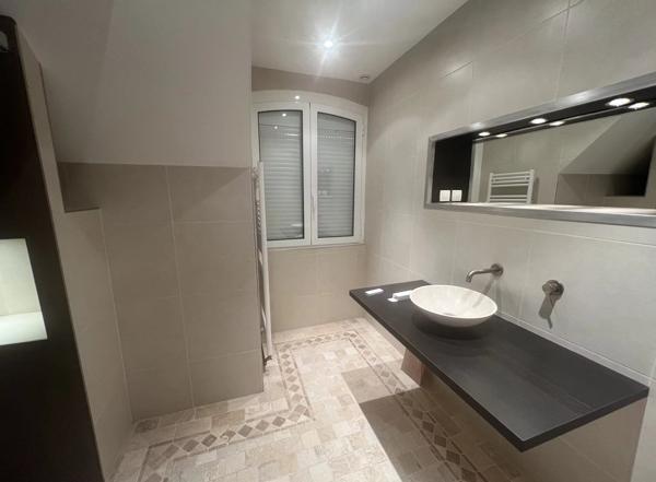 Vente                                                      Maison de ville
                        
                     5 pièces                      180 m2                     à Brive-la-Gaillarde
