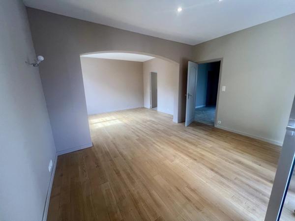 Vente                                                      Maison de ville
                        
                     5 pièces                      180 m2                     à Brive-la-Gaillarde