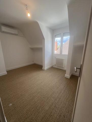 Vente                                                      Maison de ville
                        
                     5 pièces                      180 m2                     à Brive-la-Gaillarde