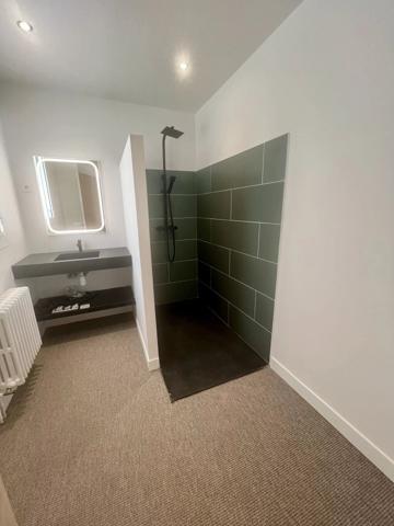 Vente                                                      Maison de ville
                        
                     5 pièces                      180 m2                     à Brive-la-Gaillarde