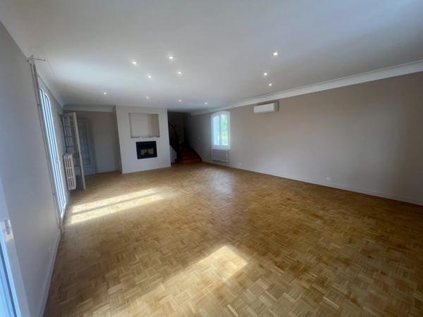 Vente                                                      Maison de ville
                        
                     5 pièces                      180 m2                     à Brive-la-Gaillarde