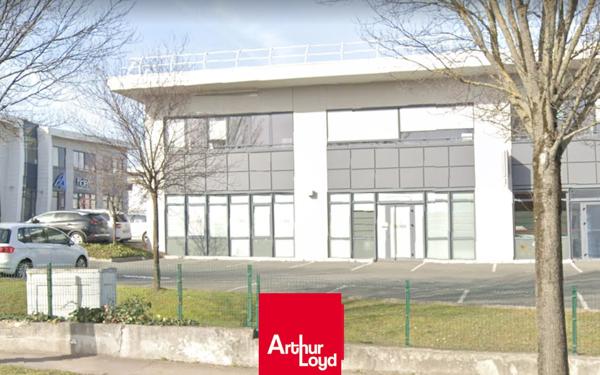VIllefranche sur Saône : Bureaux à louer en RDC, proche autoroute, visibilité sur axe passant, parking, environnement dynamique : Pole emploi, assurance, salle de sport...