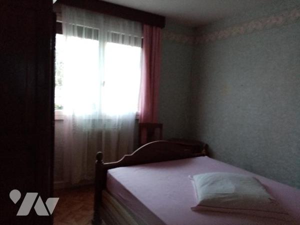 pavillon individuel sur terrain de  1391 m² élevé sur sous-sol , surface habitable environ 105 m²