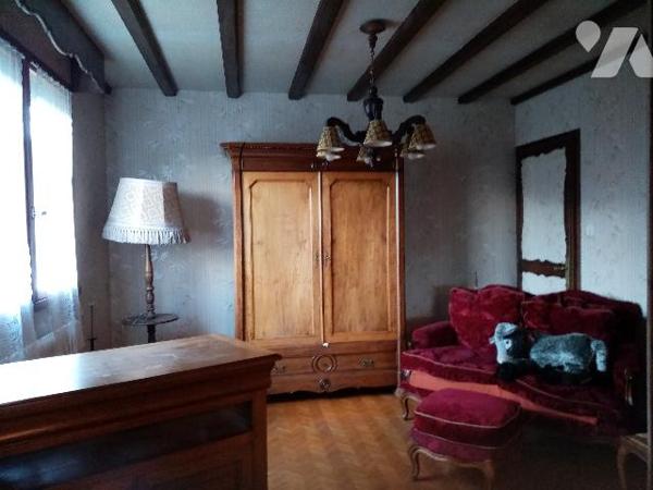 pavillon individuel sur terrain de  1391 m² élevé sur sous-sol , surface habitable environ 105 m²