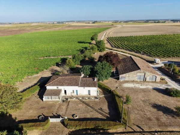 Propriété charentaise avec Maison de 125 m² et Grange de 346 m²