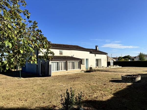 Propriété charentaise avec Maison de 125 m² et Grange de 346 m²