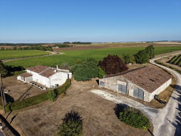 Propriété charentaise avec Maison de 125 m² et Grange de 346 m²