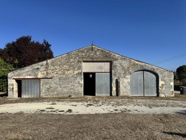 Propriété charentaise avec Maison de 125 m² et Grange de 346 m²