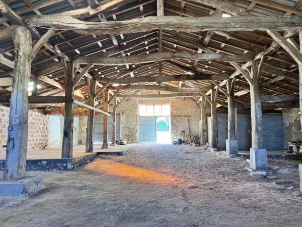 Propriété charentaise avec Maison de 125 m² et Grange de 346 m²