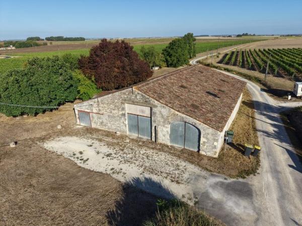 Propriété charentaise avec Maison de 125 m² et Grange de 346 m²