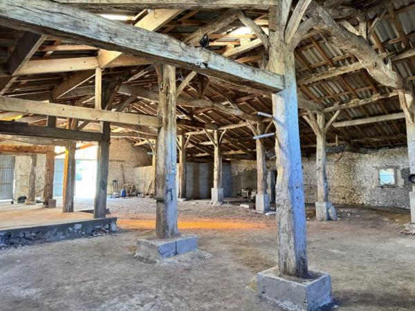 Propriété charentaise avec Maison de 125 m² et Grange de 346 m²