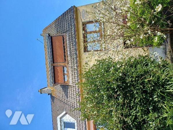 A OUTREAU, une maison d'habitation semi-mitoyenne avec, terrasse, garage et jardin.