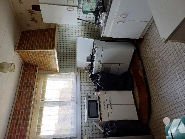 A OUTREAU, une maison d'habitation semi-mitoyenne avec, terrasse, garage et jardin.