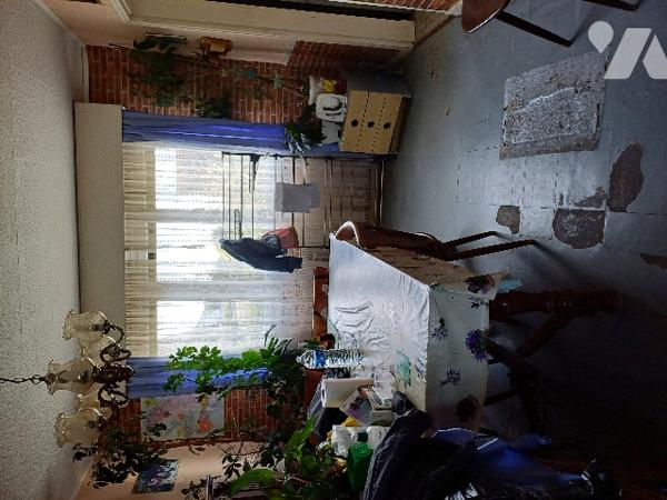 A OUTREAU, une maison d'habitation semi-mitoyenne avec, terrasse, garage et jardin.