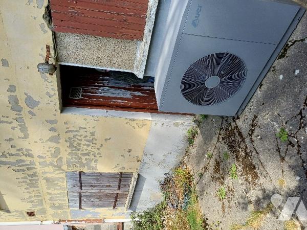 A OUTREAU, une maison d'habitation semi-mitoyenne avec, terrasse, garage et jardin.