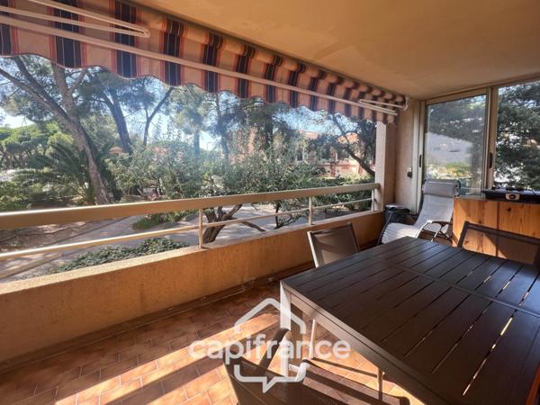 Dpt Var (83), à vendre appartement T2 au port - au clame - Terrasse couverte de 12m².