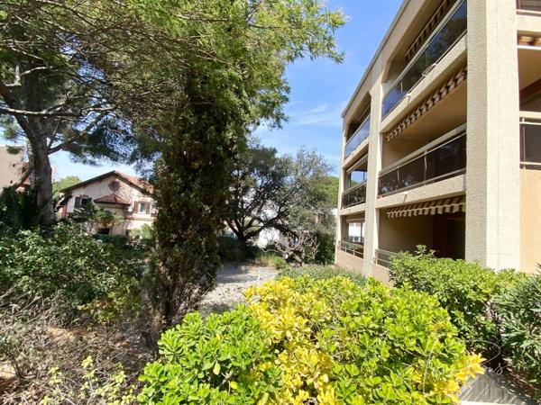 Dpt Var (83), à vendre appartement T2 au port - au clame - Terrasse couverte de 12m².