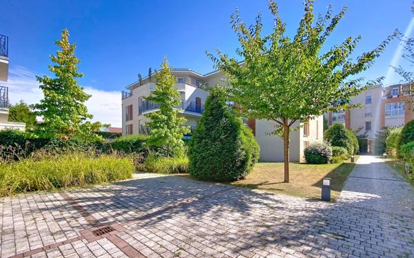 Appartement à vendre    3 pièces • 63 m2 Voisins-le-Bretonneux